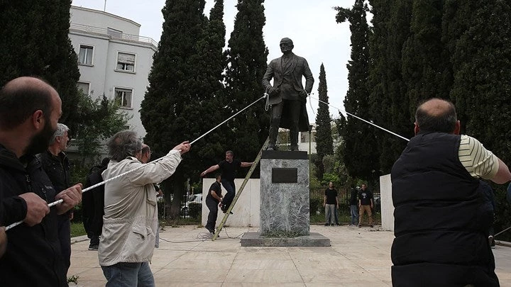 Ποιος ήταν ο Χάρι Τρούμαν το άγαλμα του οποίου πήγαν να γκρεμίσουν οι διαδηλωτές – Ο άνθρωπος που έριξε την πρώτη πυρηνική βόμβα και το…δόγμα